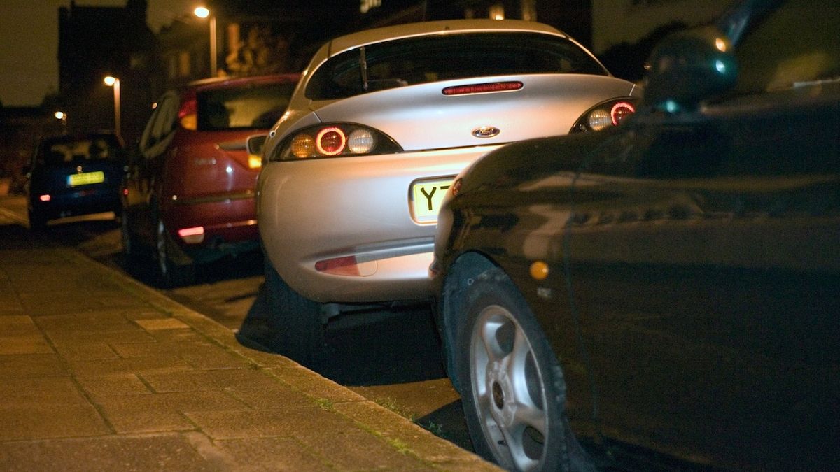 Auto pravděpodobněji vykradou v noci na osvětlené ulici, zjistila britská studie